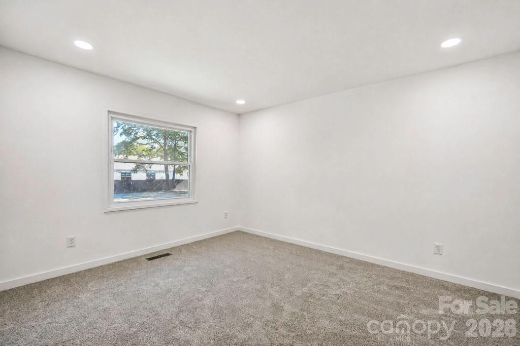 300 King Street Property Photo 13