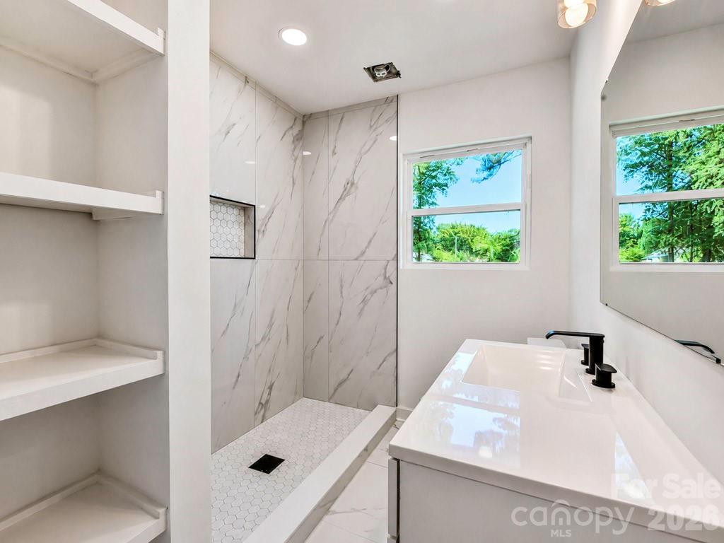 300 King Street Property Photo 14