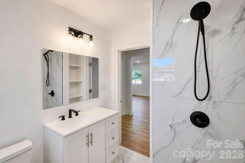 300 King Street Property Photo 15