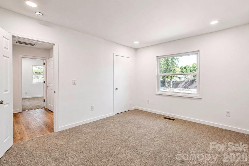 300 King Street Property Photo 16