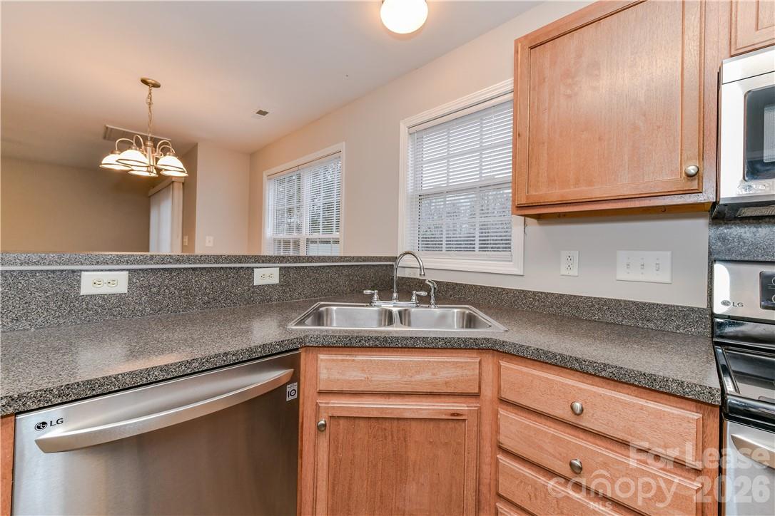 1002 Hannah Place Property Photo 16