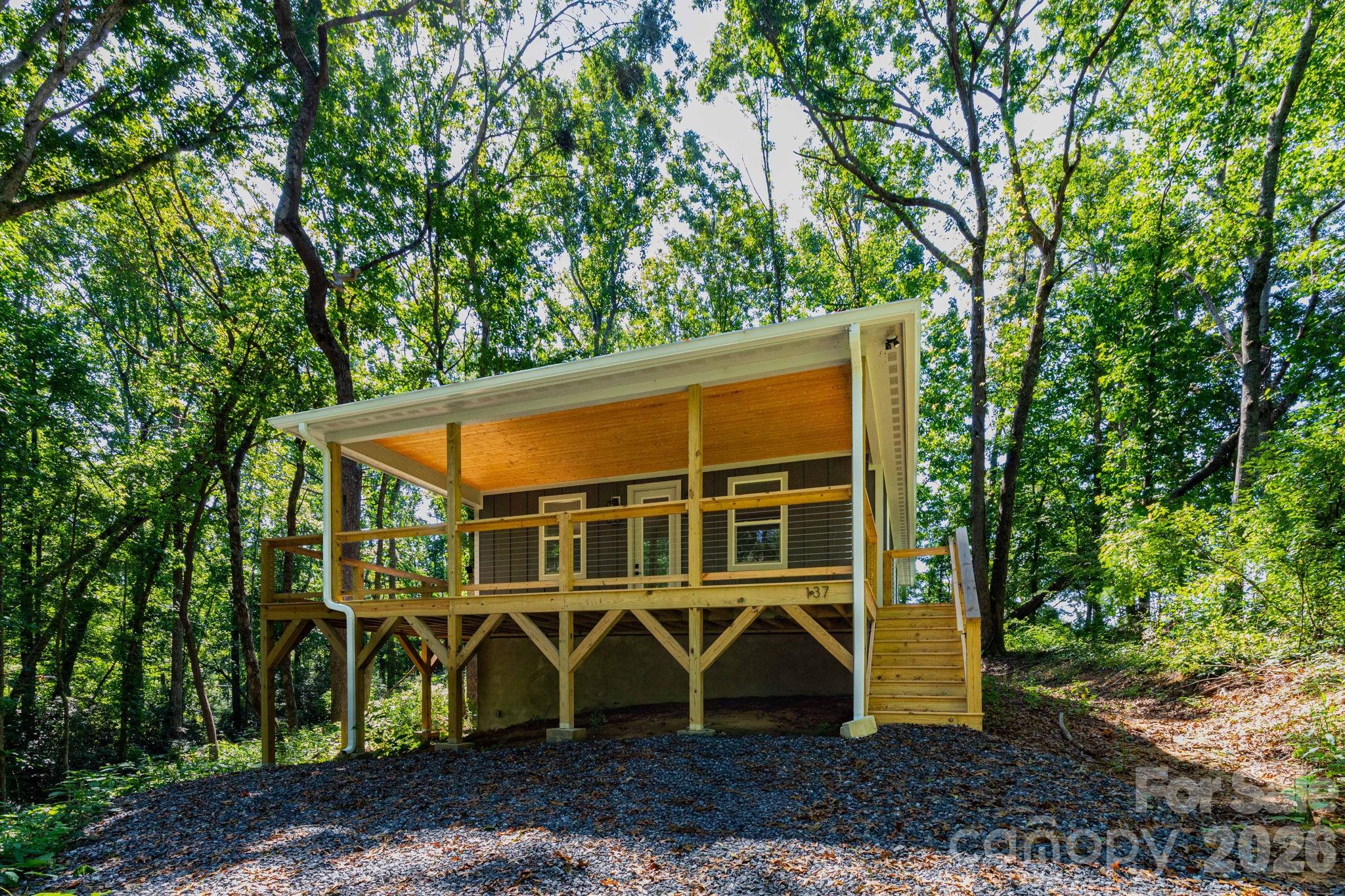 137 E Arbutus Trail Property Photo 1