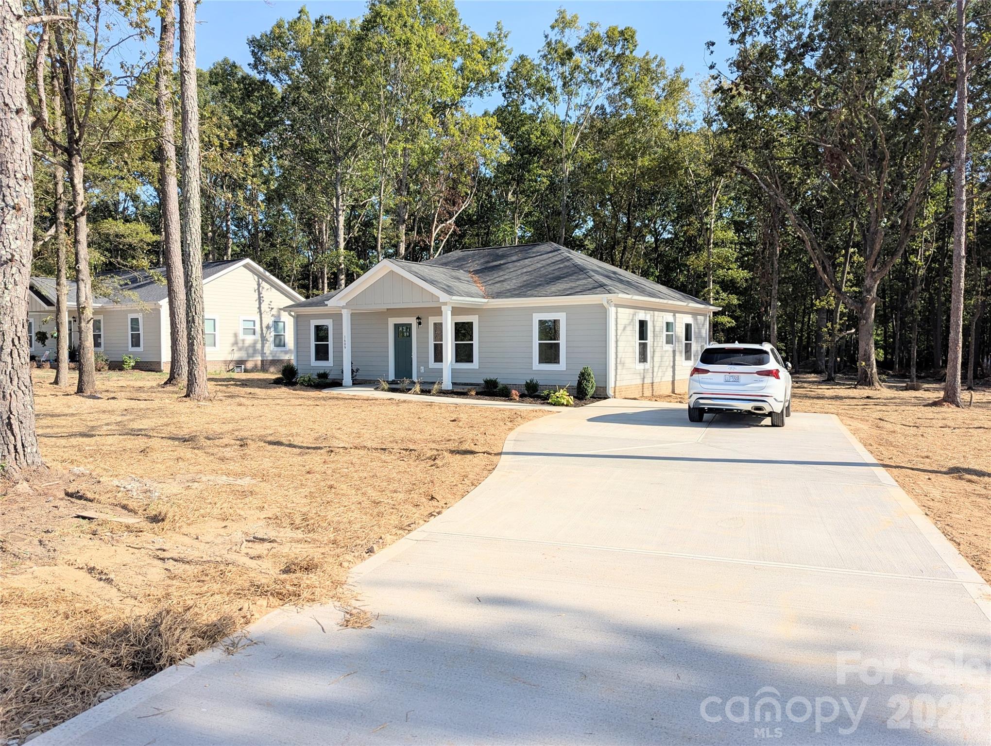 1609 N Sutherland Avenue Property Photo 2
