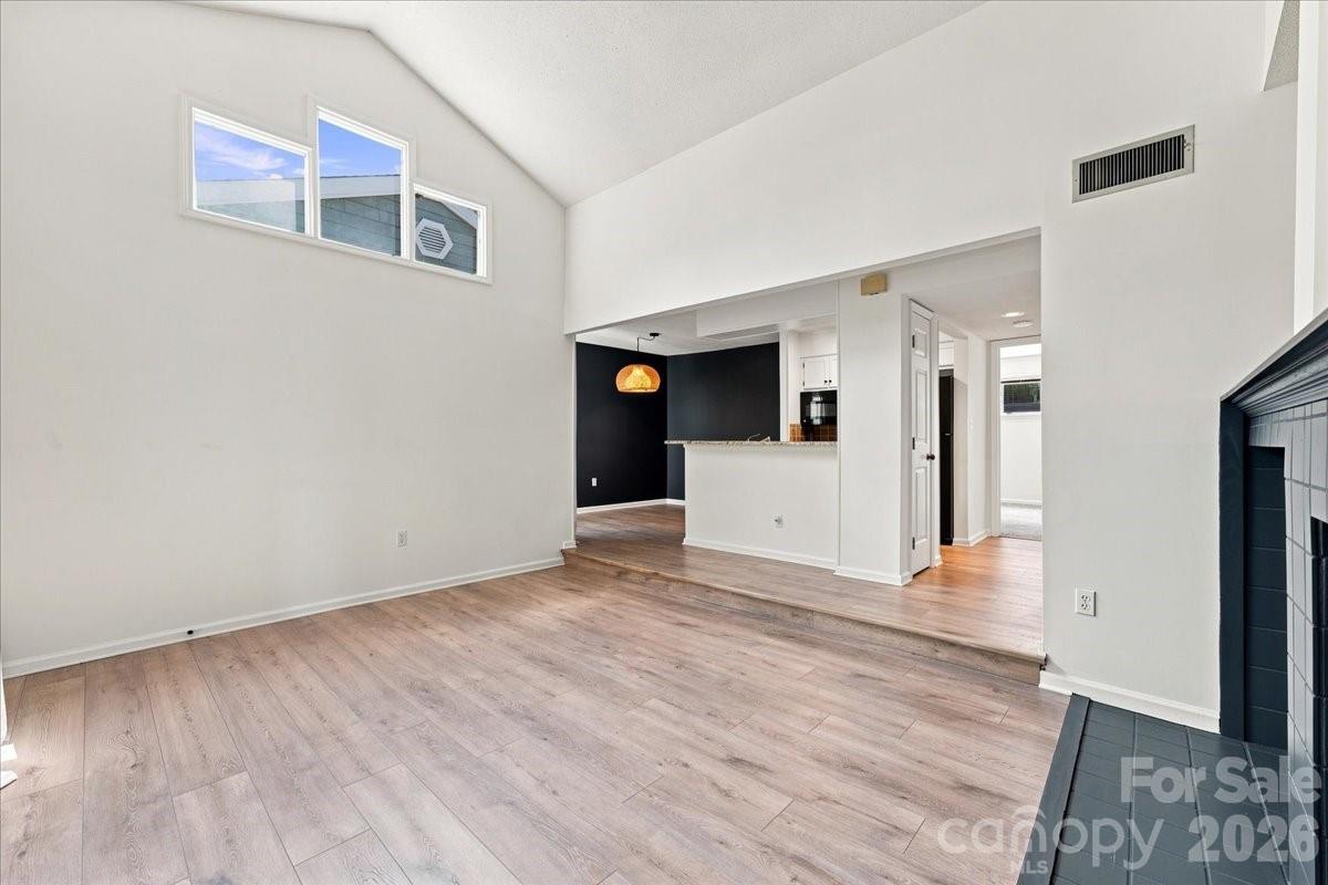 419 W 8th Street 59 Property Photo 8