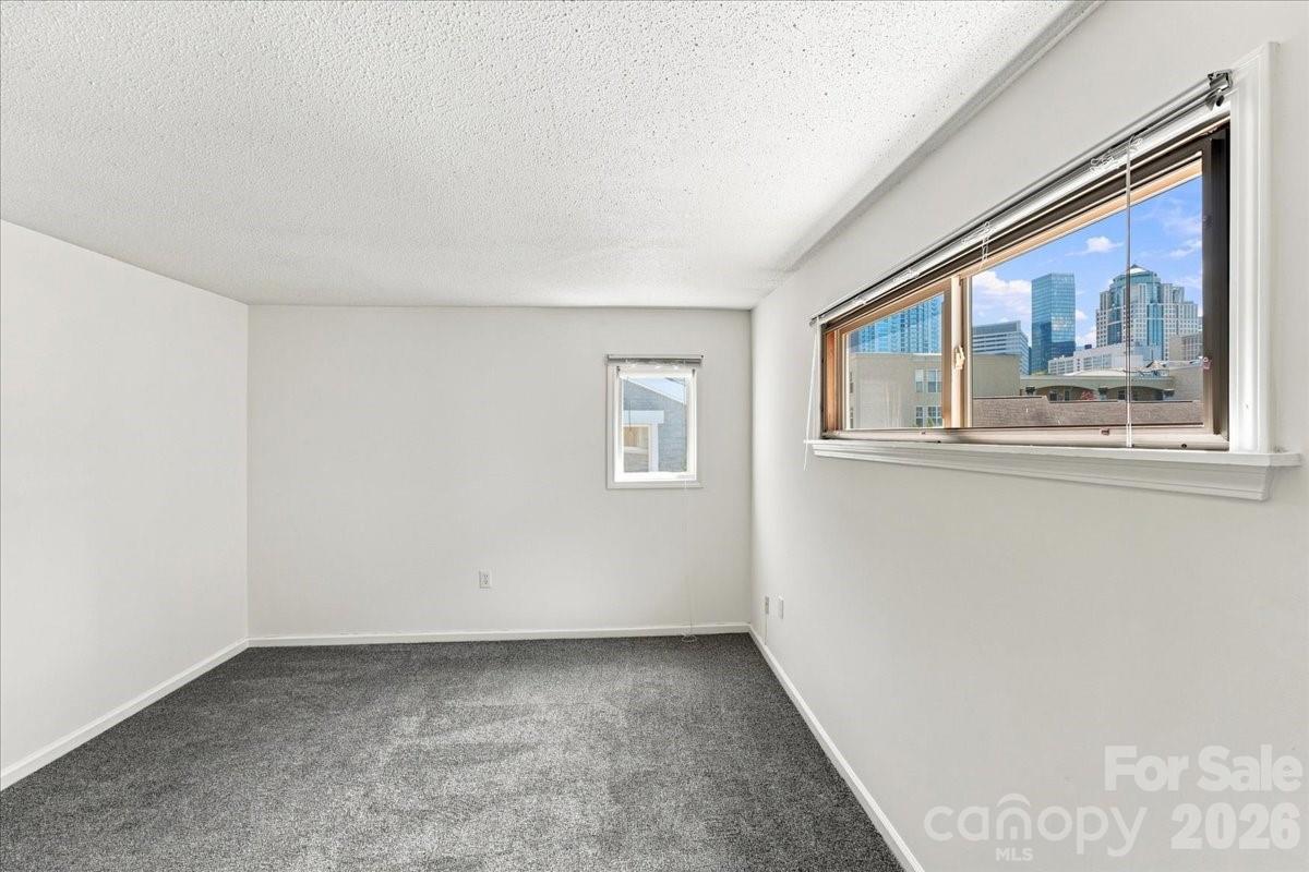 419 W 8th Street 59 Property Photo 32