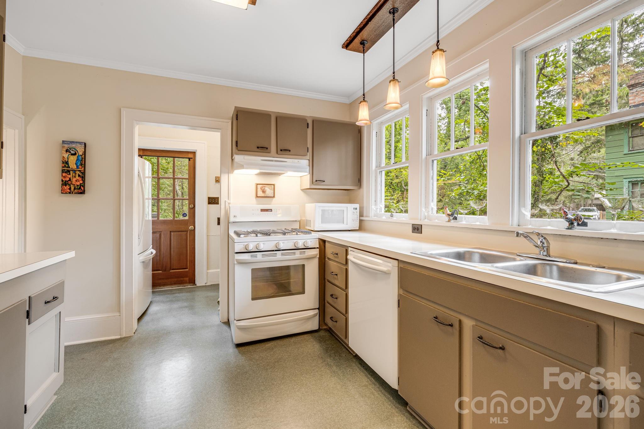 15 Rosewood Avenue Property Photo 11