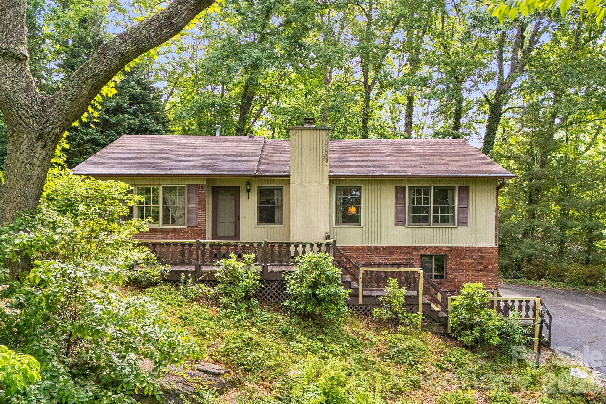 636 Goldview Drive Property Photo 1
