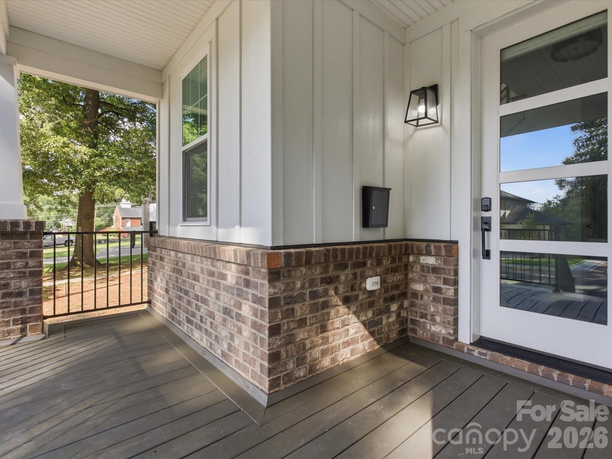 129 S Gardner Avenue Property Photo 3