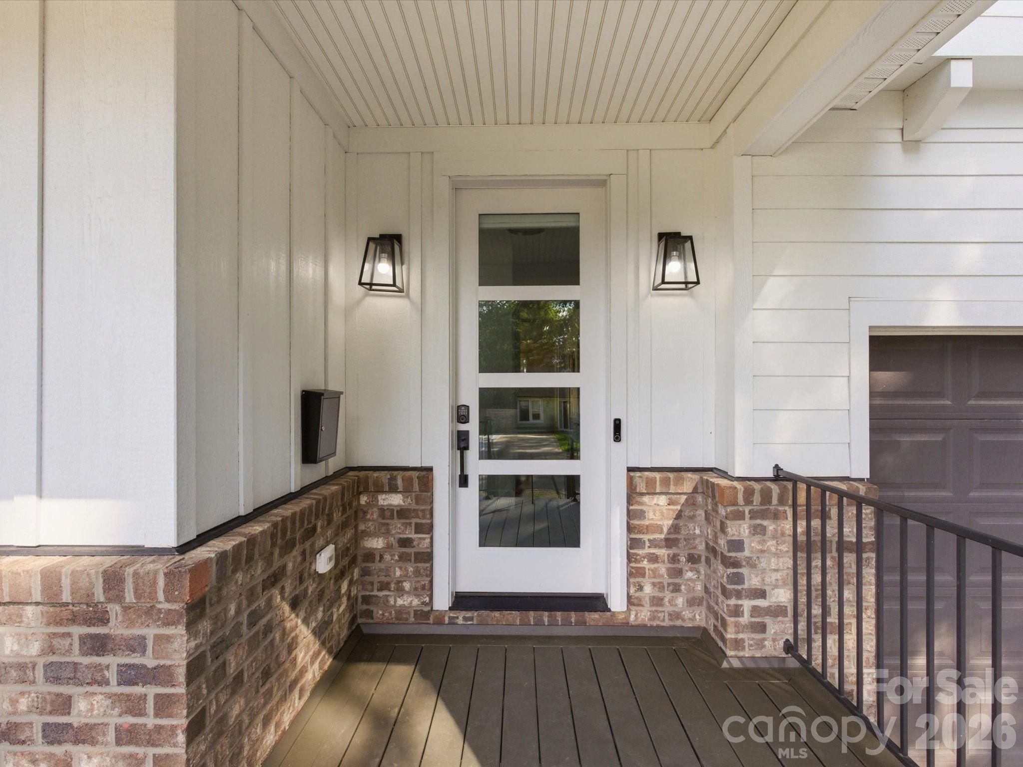 129 S Gardner Avenue Property Photo 4