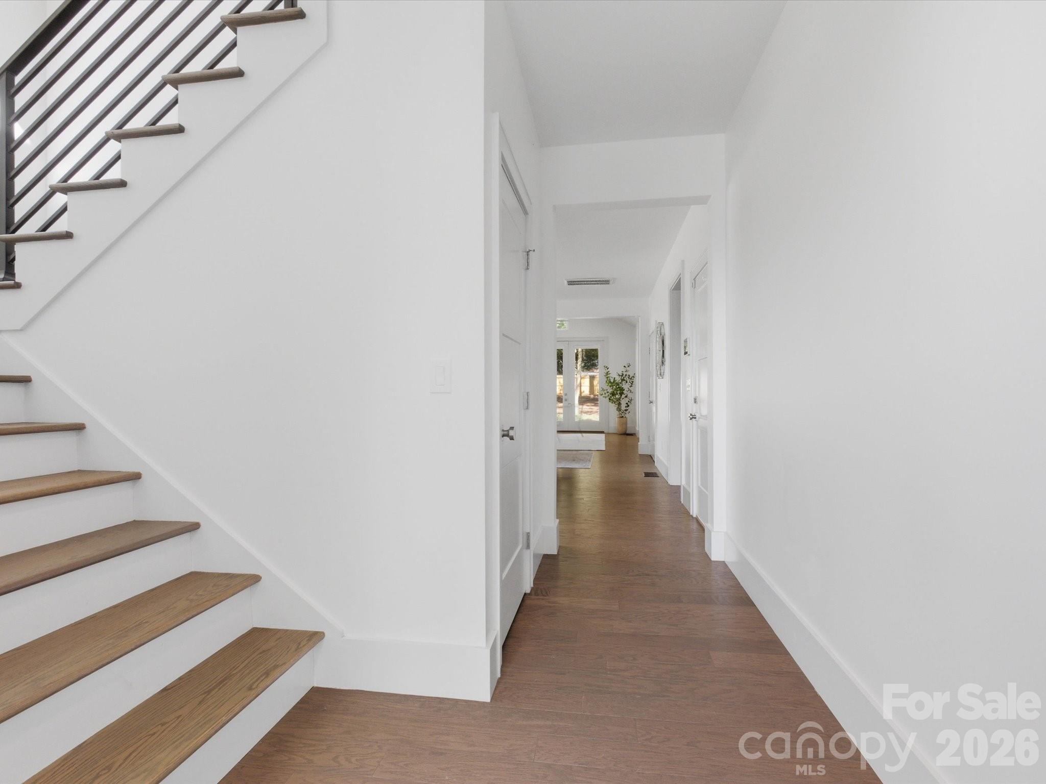 129 S Gardner Avenue Property Photo 5