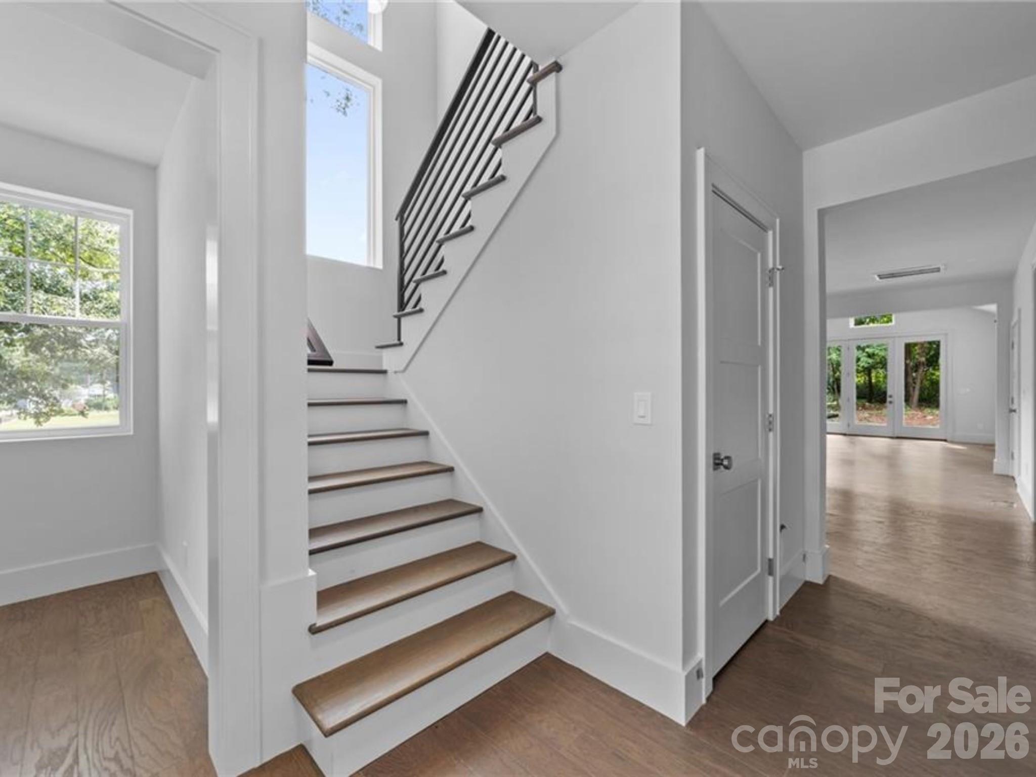 129 S Gardner Avenue Property Photo 6