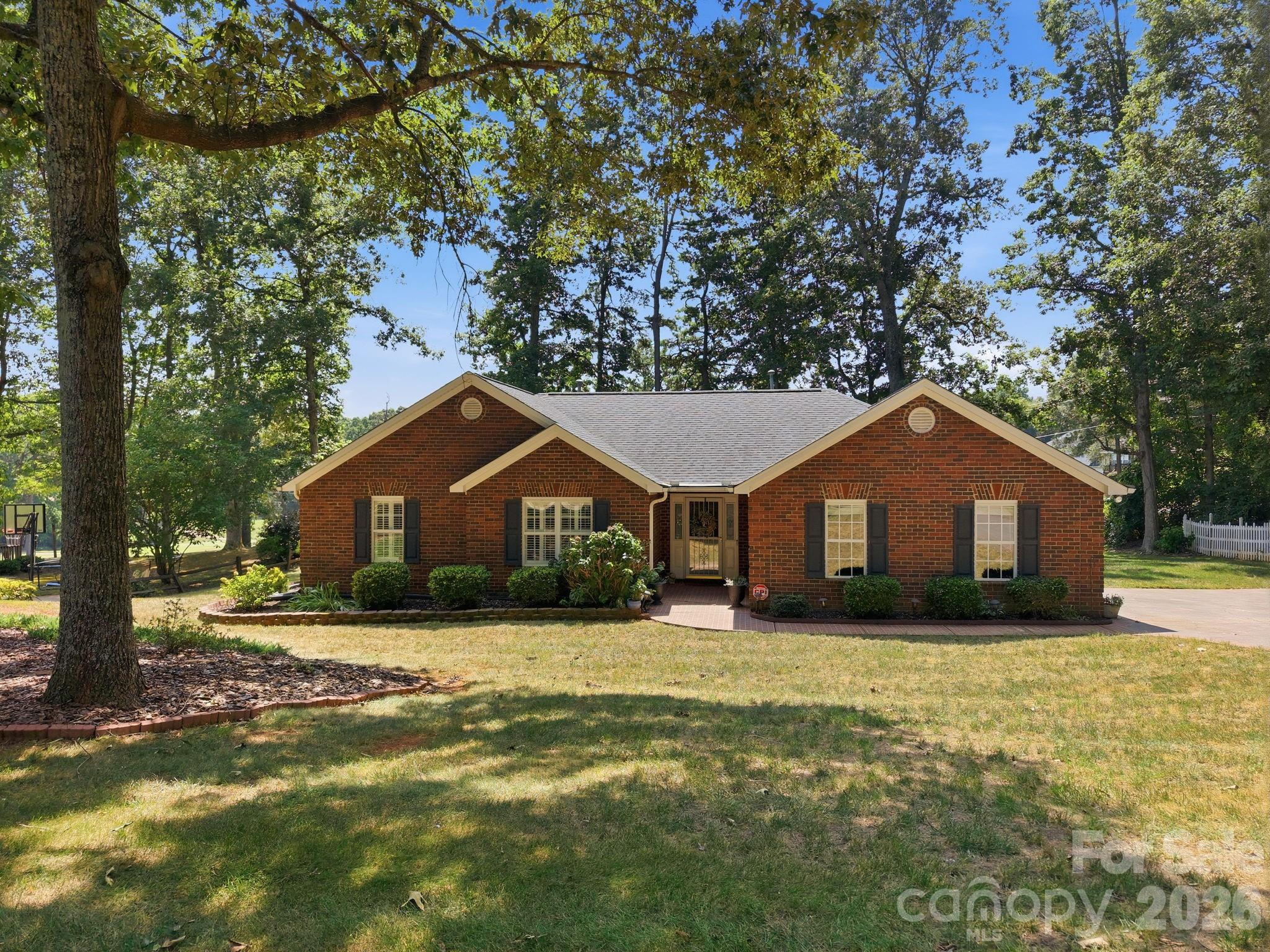 712 Wildwood Drive Property Photo 2