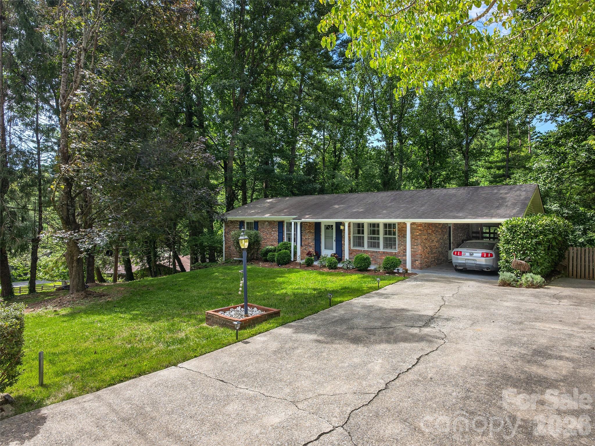 921 Indian Hill Road Property Photo 1