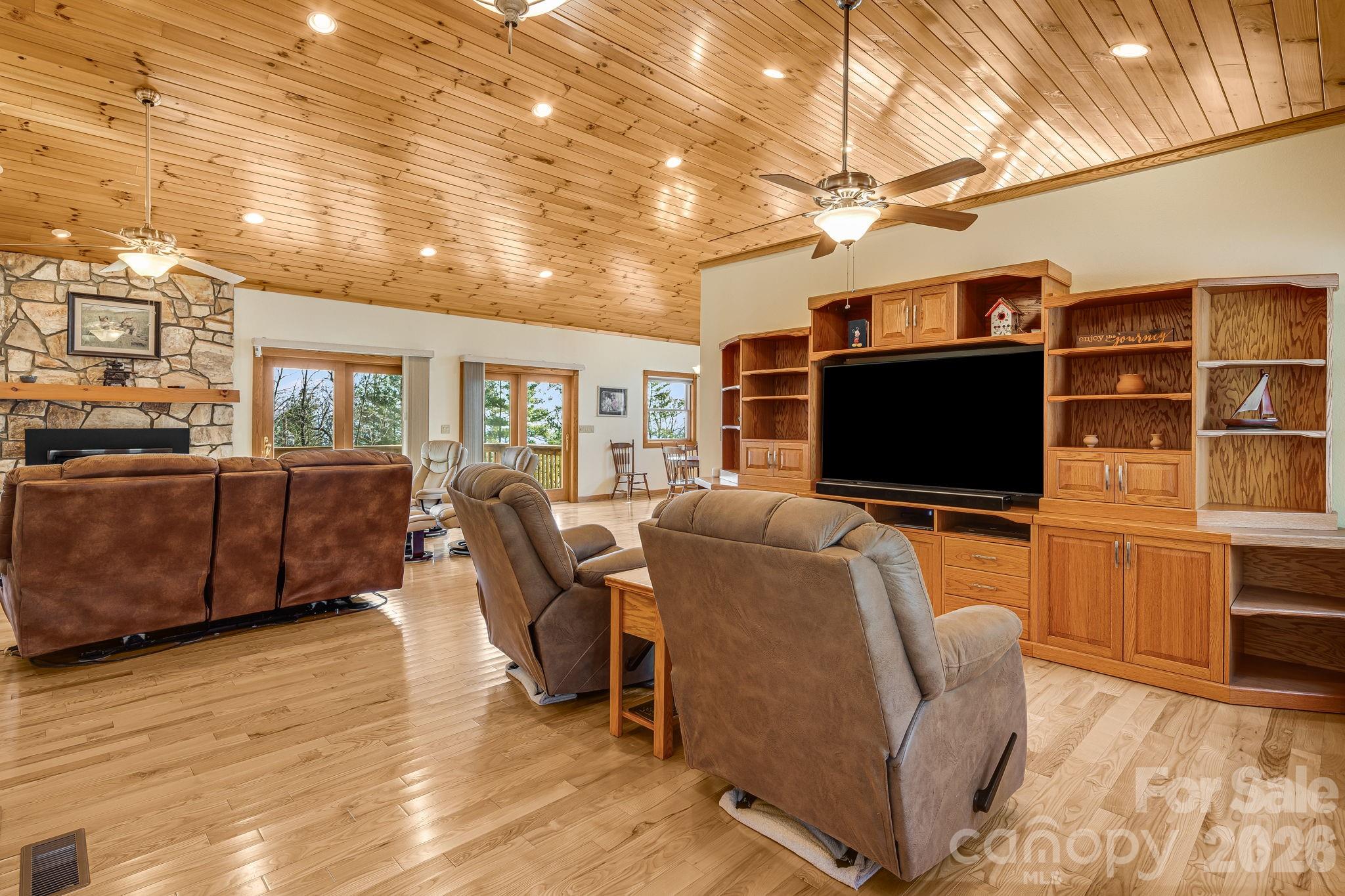 20 Stony Crest Drive Property Photo 3