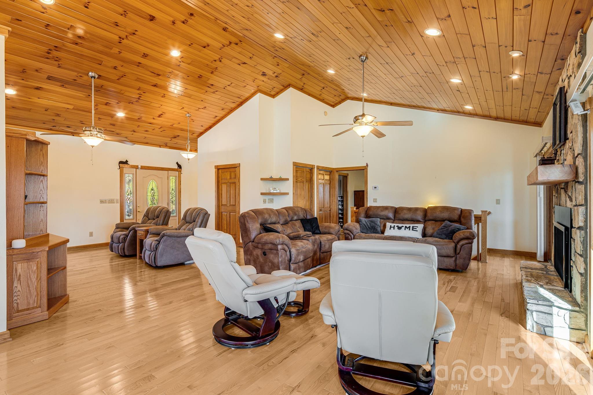 20 Stony Crest Drive Property Photo 8