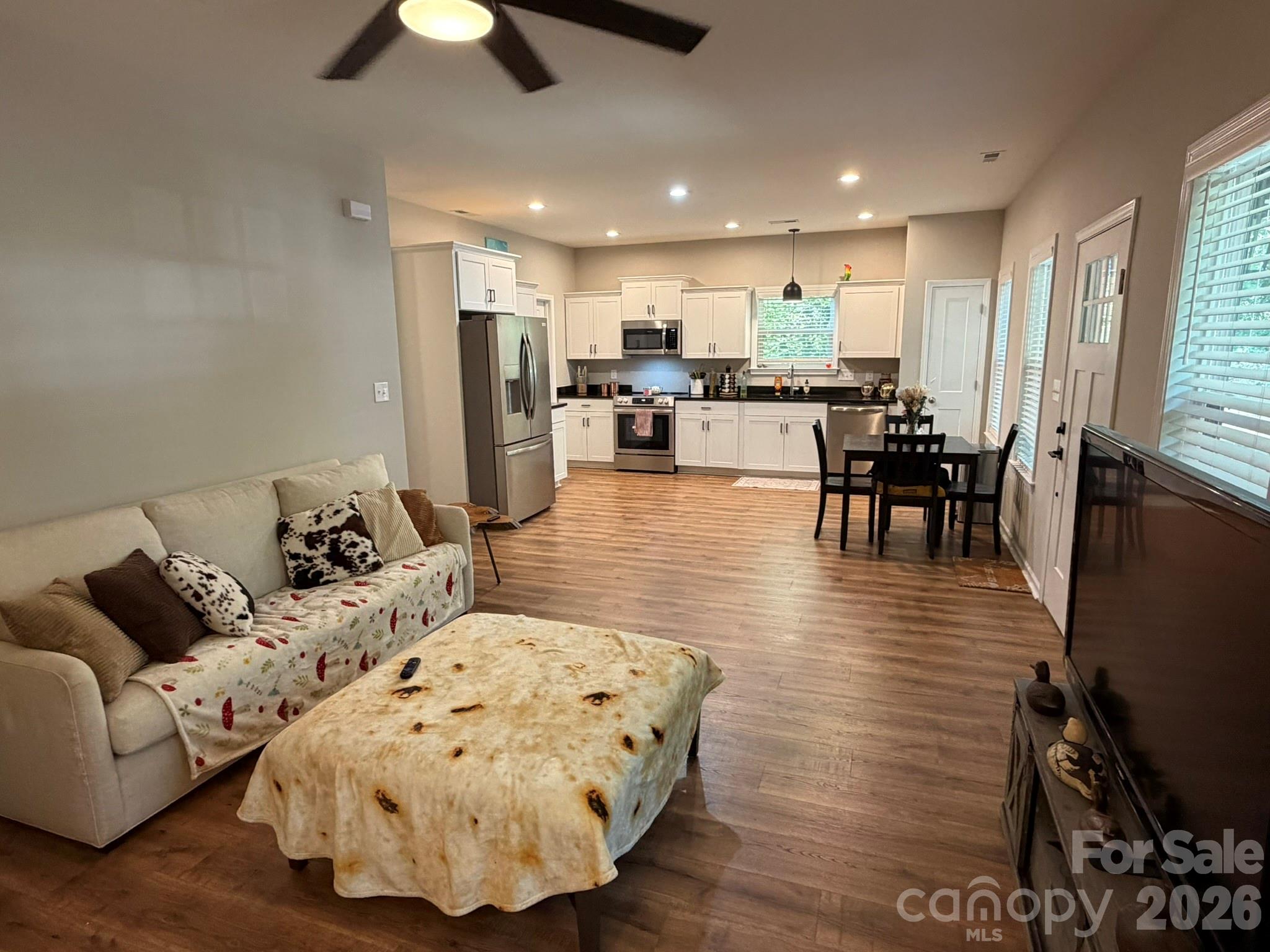 204 E Poplar Street Property Photo 6