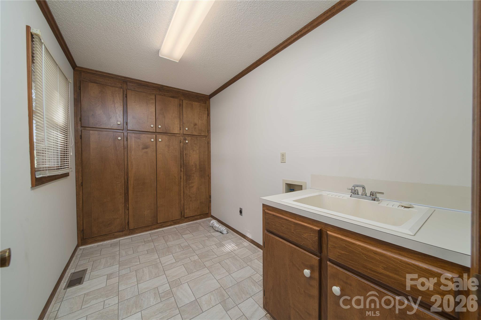 614 Salisbury Street Property Photo 5