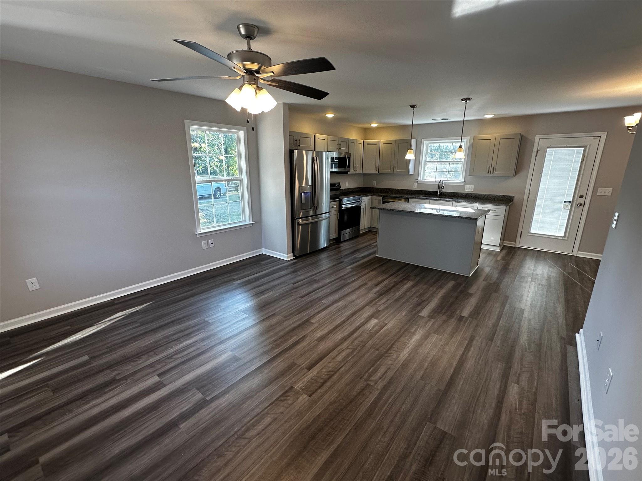 408 S Elm Street Property Photo 5
