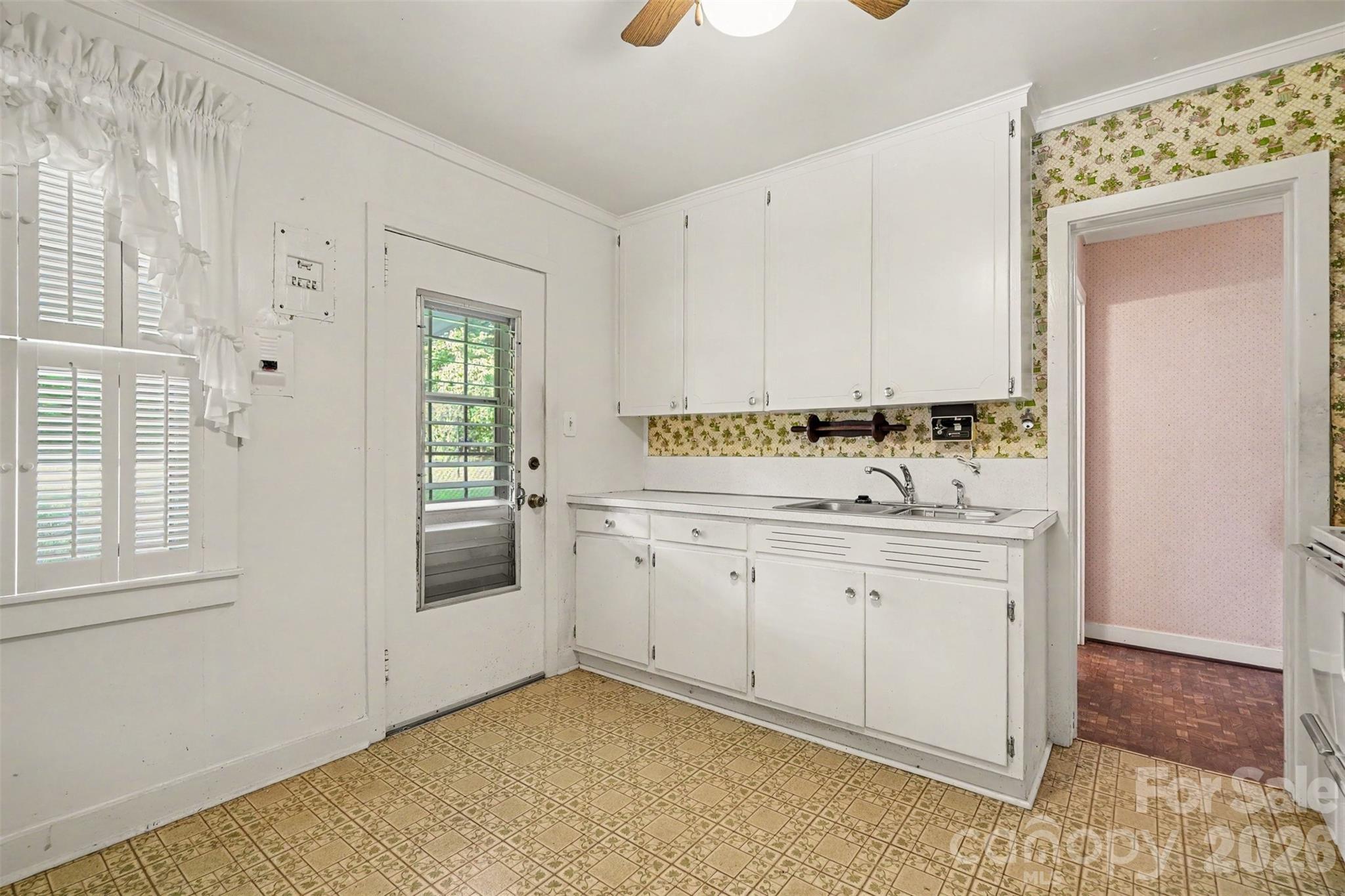 968 Hampton Grace Avenue Property Photo 9