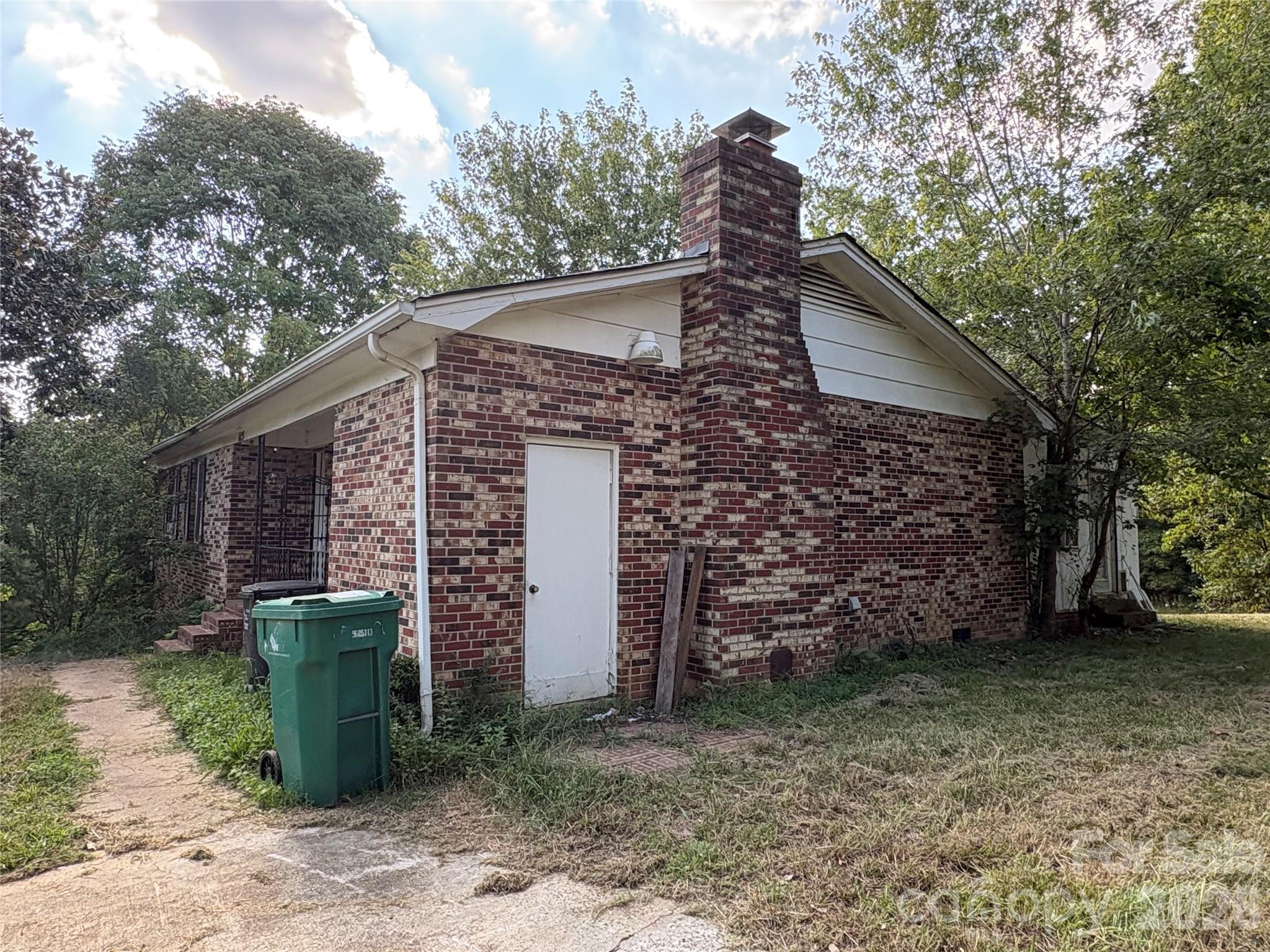 115 Wandering Lane Property Photo 4