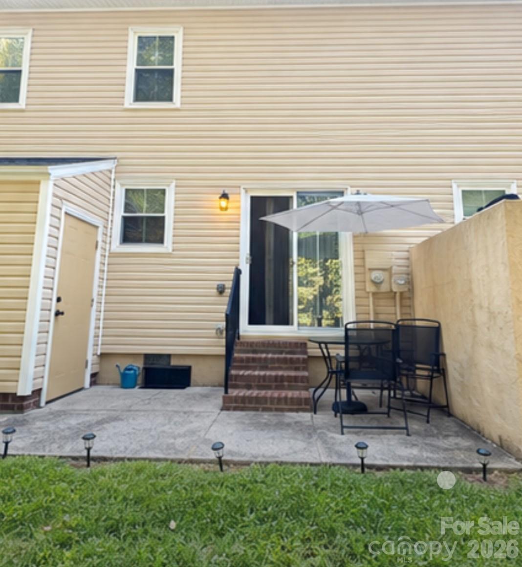 1117 Surry Lane Property Photo 3