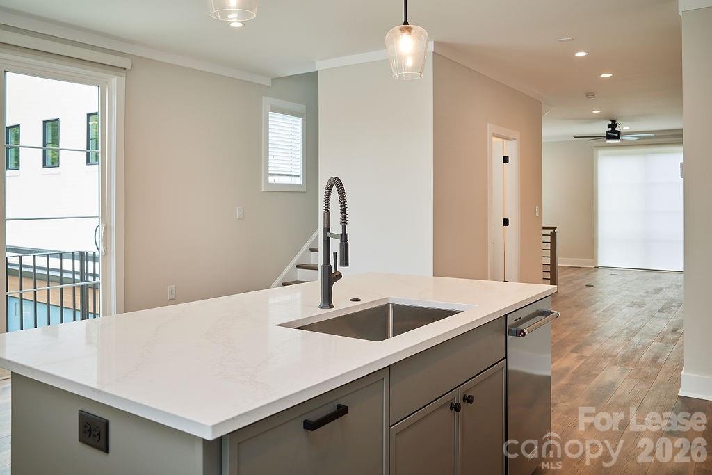 1302 E 10th Street Property Photo 4