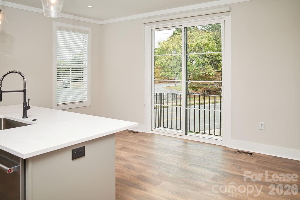 1302 E 10th Street Property Photo 6