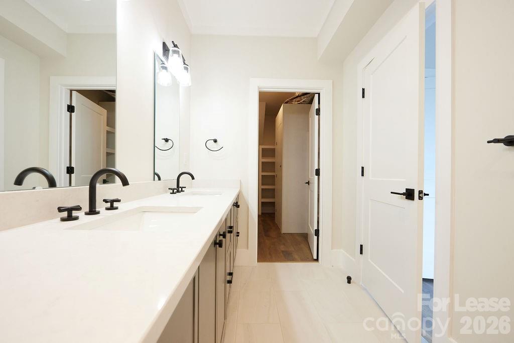 1302 E 10th Street Property Photo 10