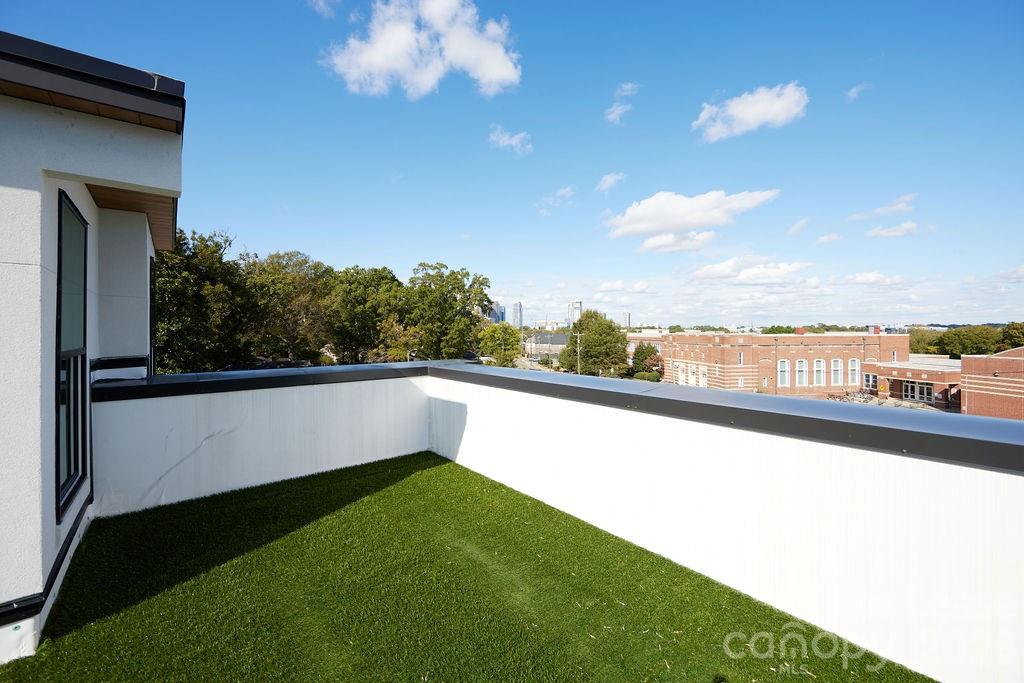1302 E 10th Street Property Photo 12