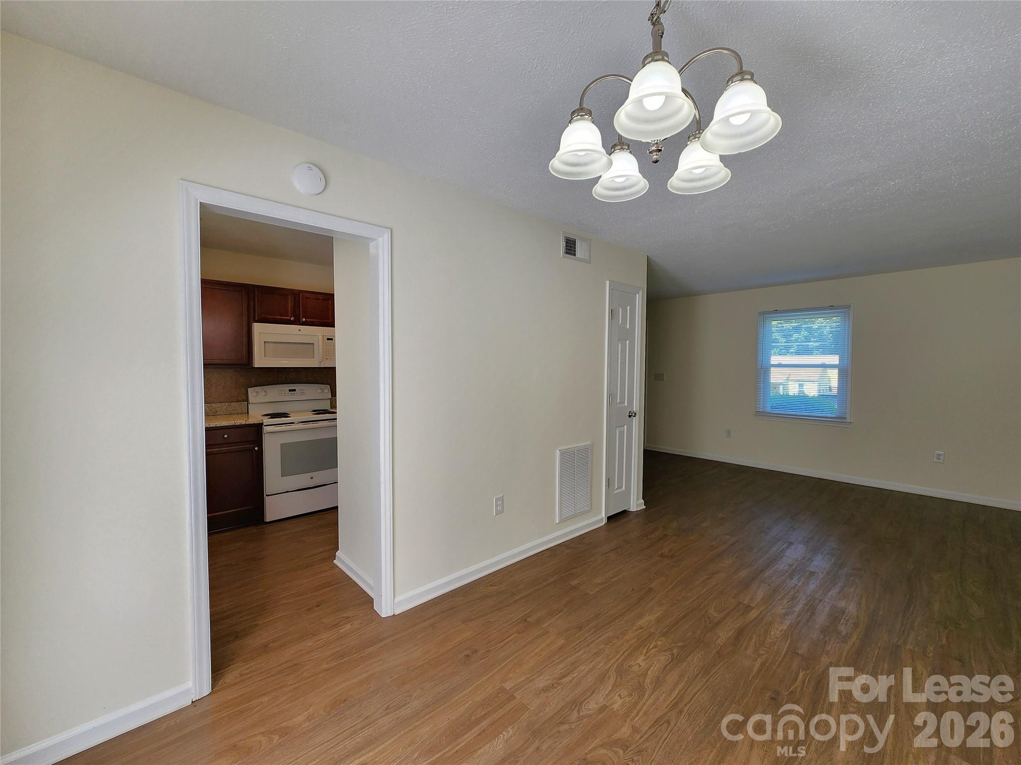 406 E 18th Street Property Photo 4