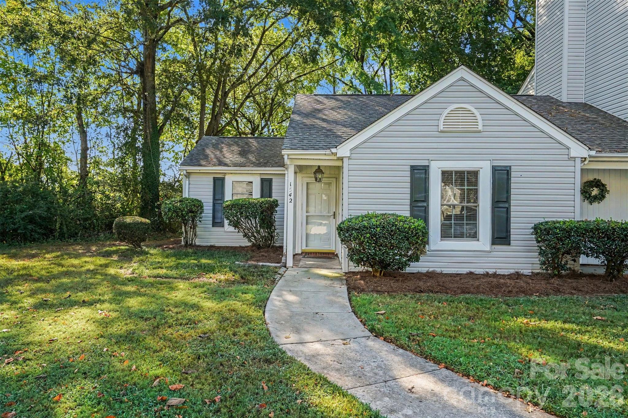 1542 Hunt Club Court Property Photo 1