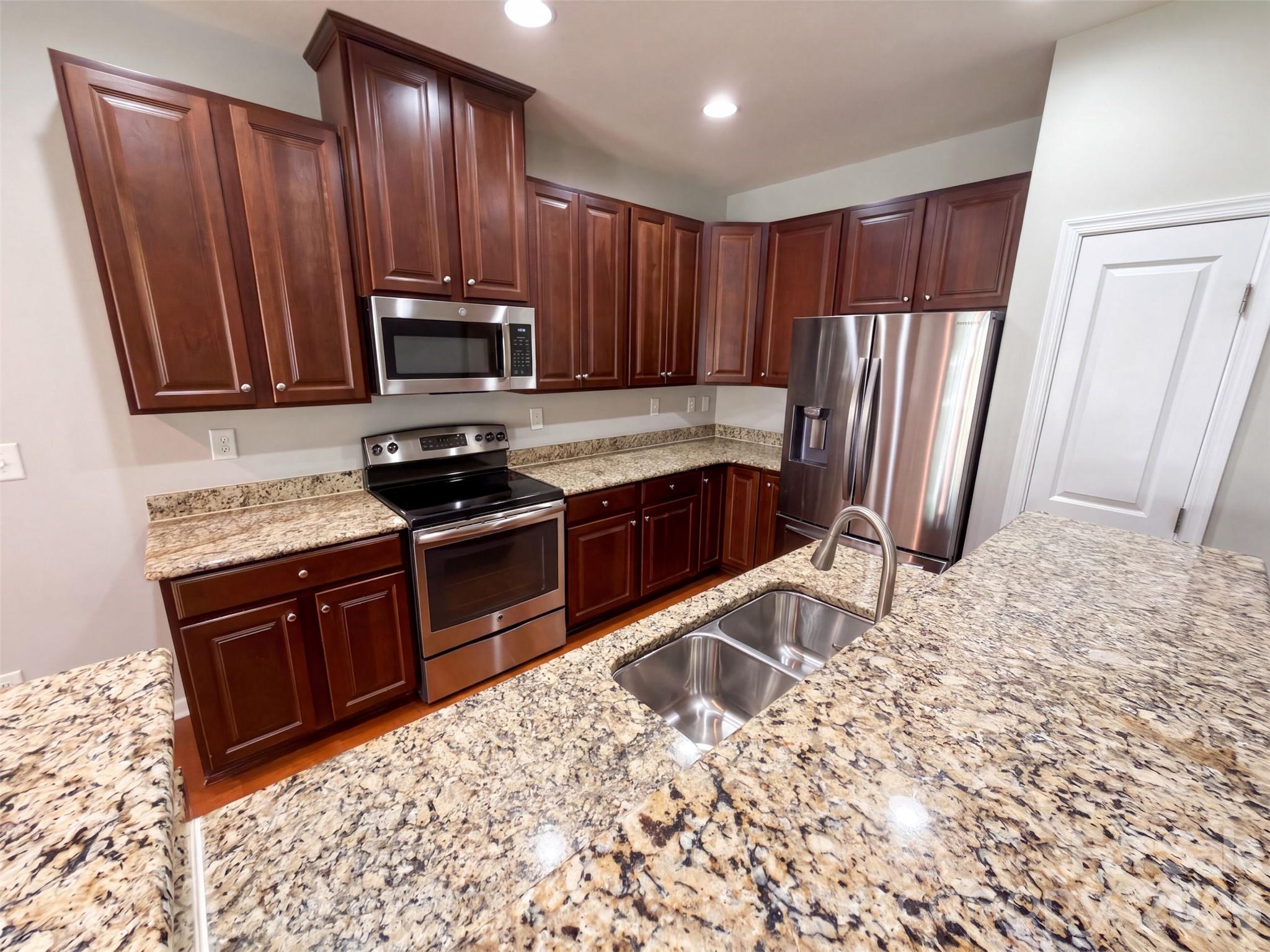 1006 Oakmere Road Property Photo 2