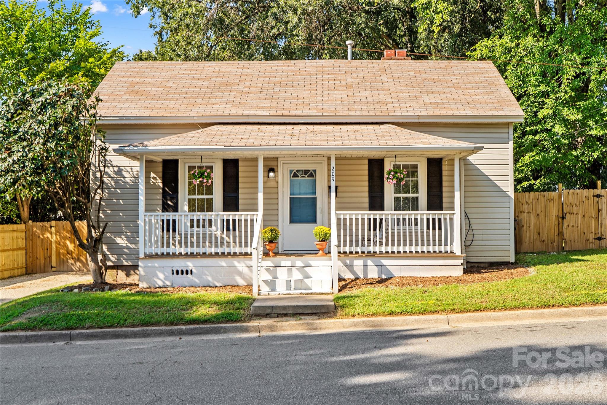 209 E Wilson Avenue Property Photo 2