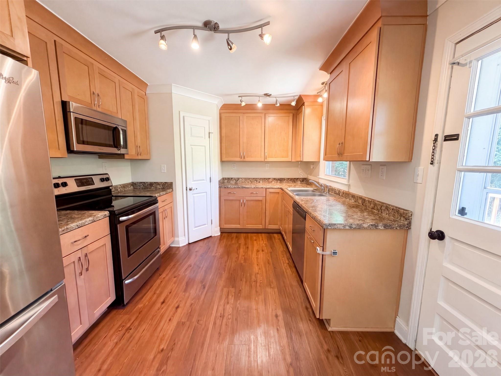 2154 Rosewood Drive Property Photo 2
