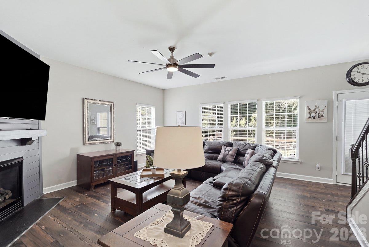 1008 Grayscroft Drive Property Photo 3