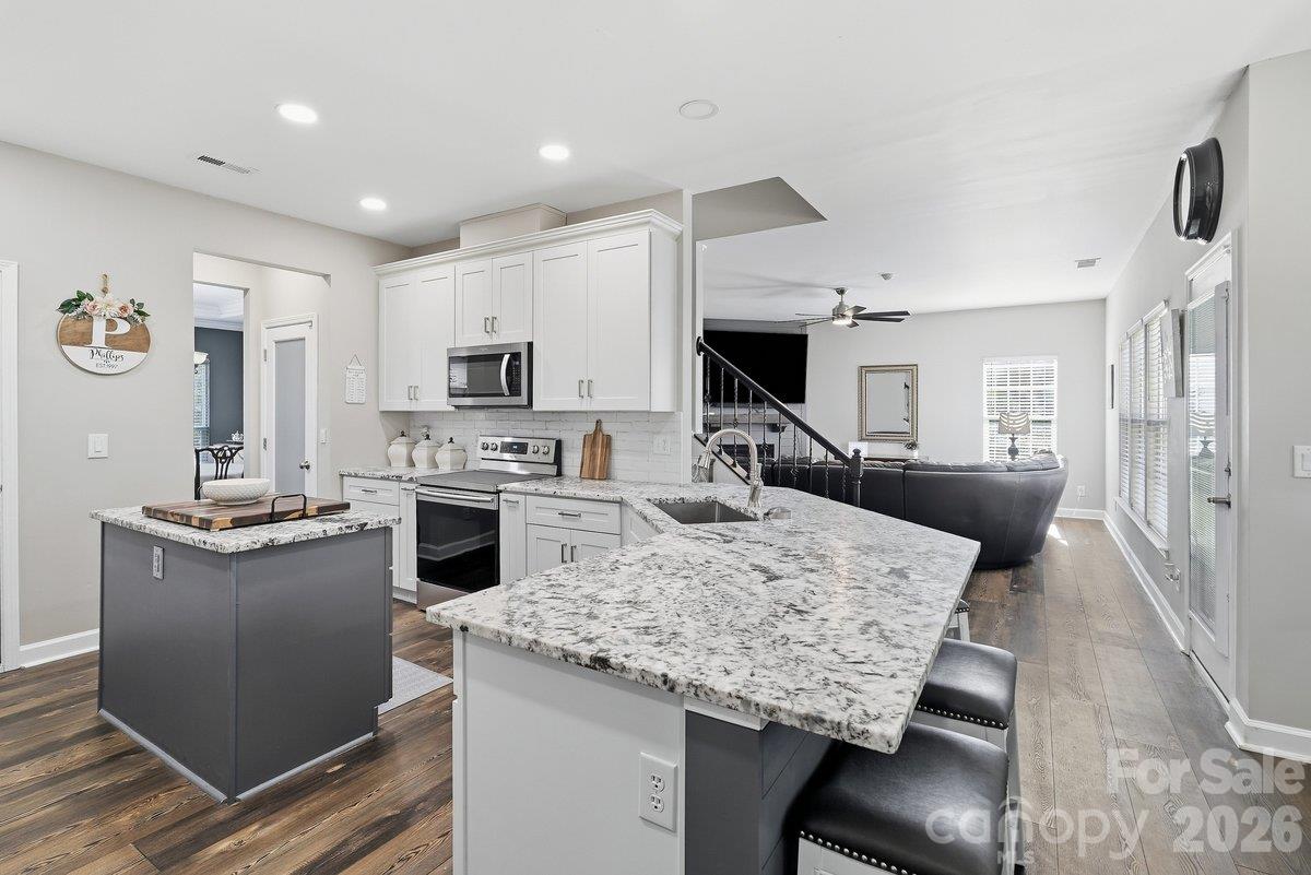 1008 Grayscroft Drive Property Photo 6