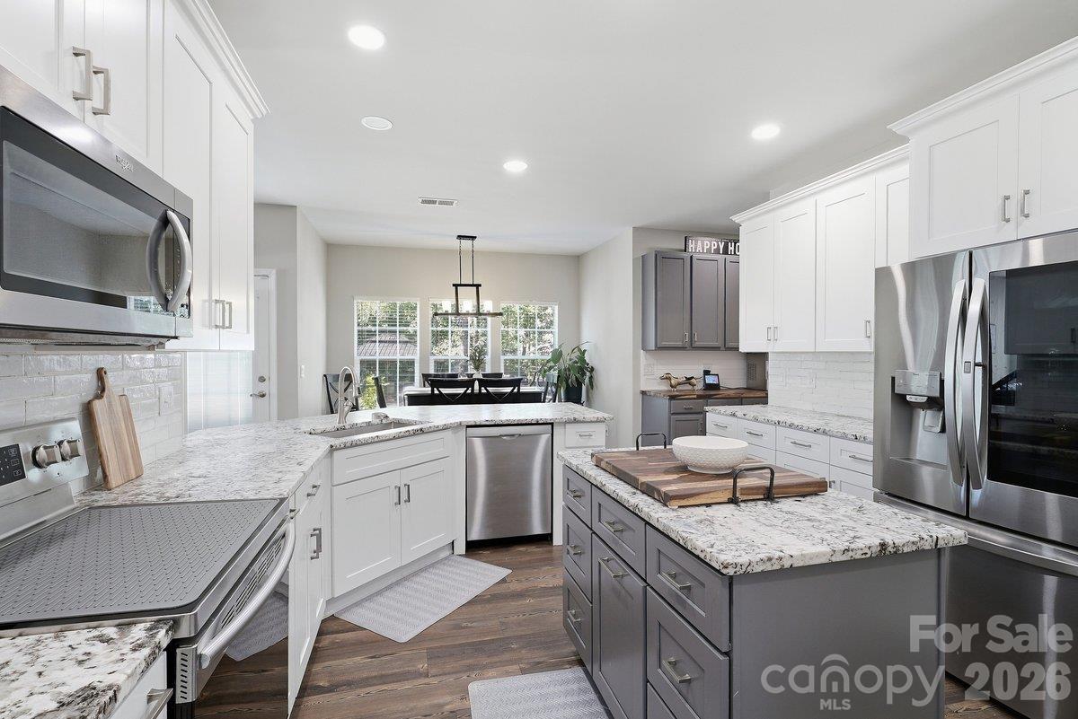 1008 Grayscroft Drive Property Photo 8