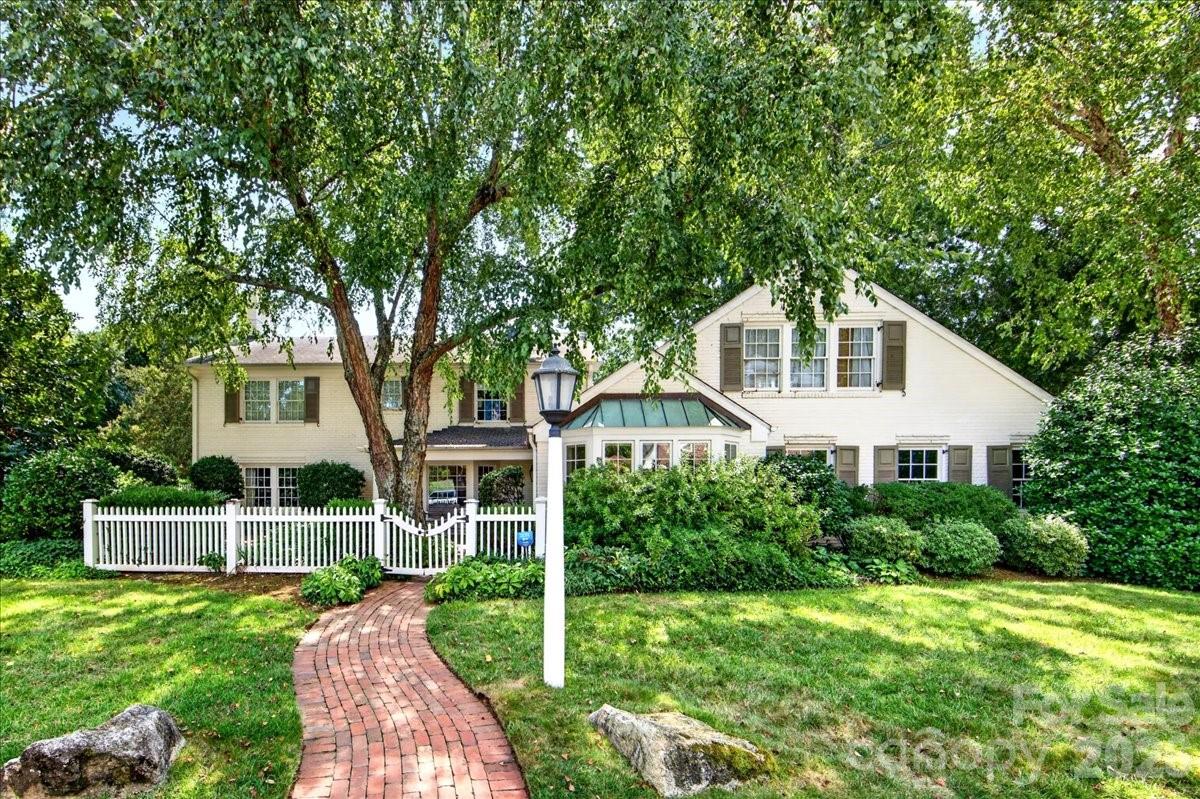 2200 Queens Road Property Photo 1
