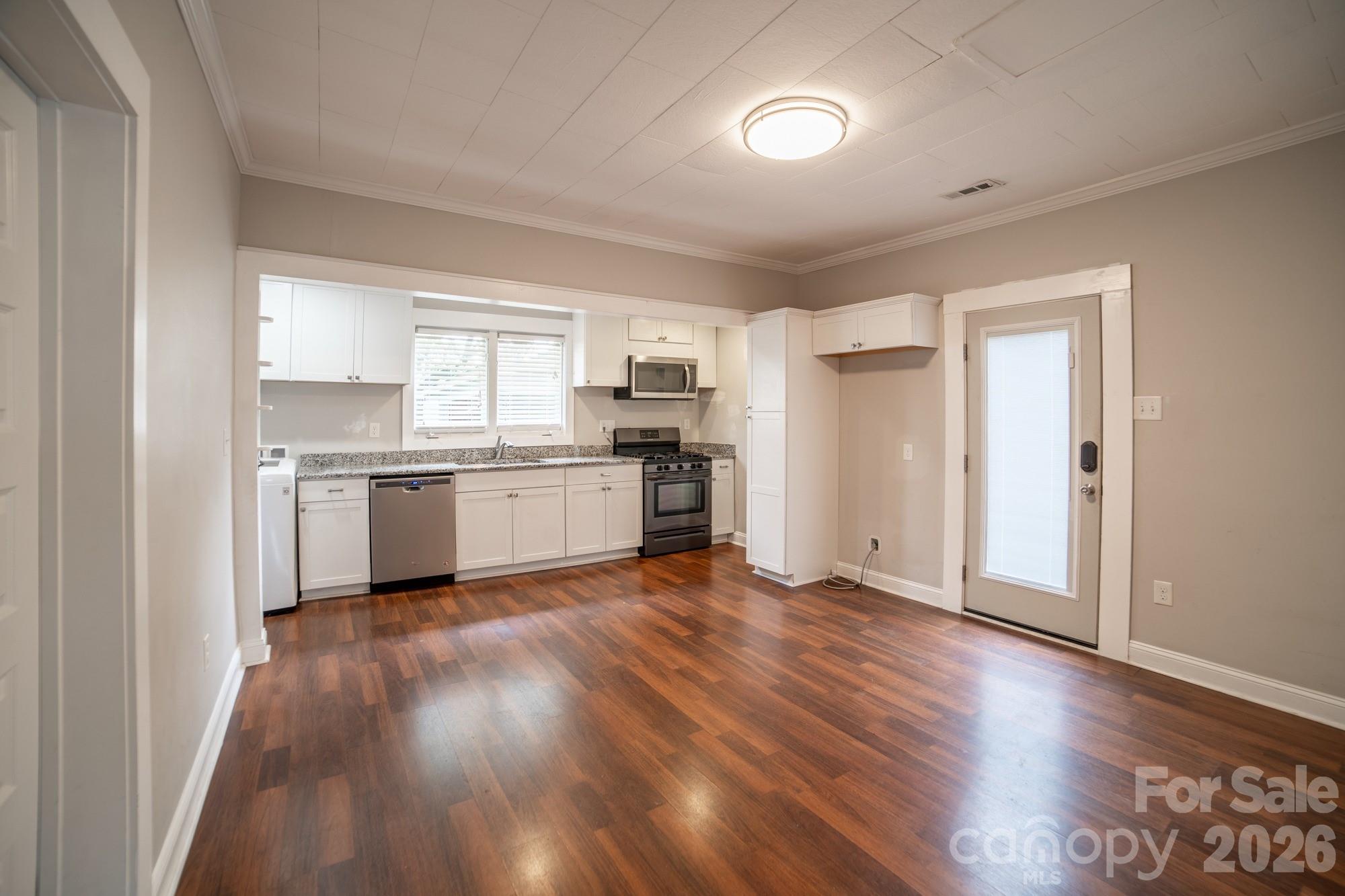 454 18th Street Property Photo 8