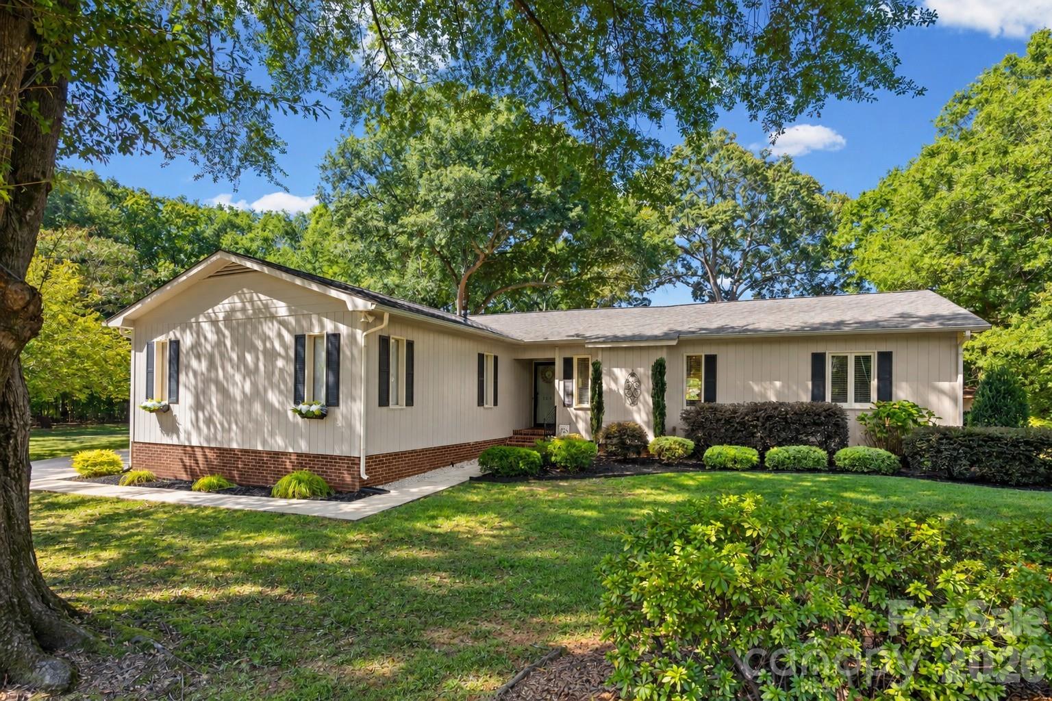 1647 Nottingham Court Property Photo 1