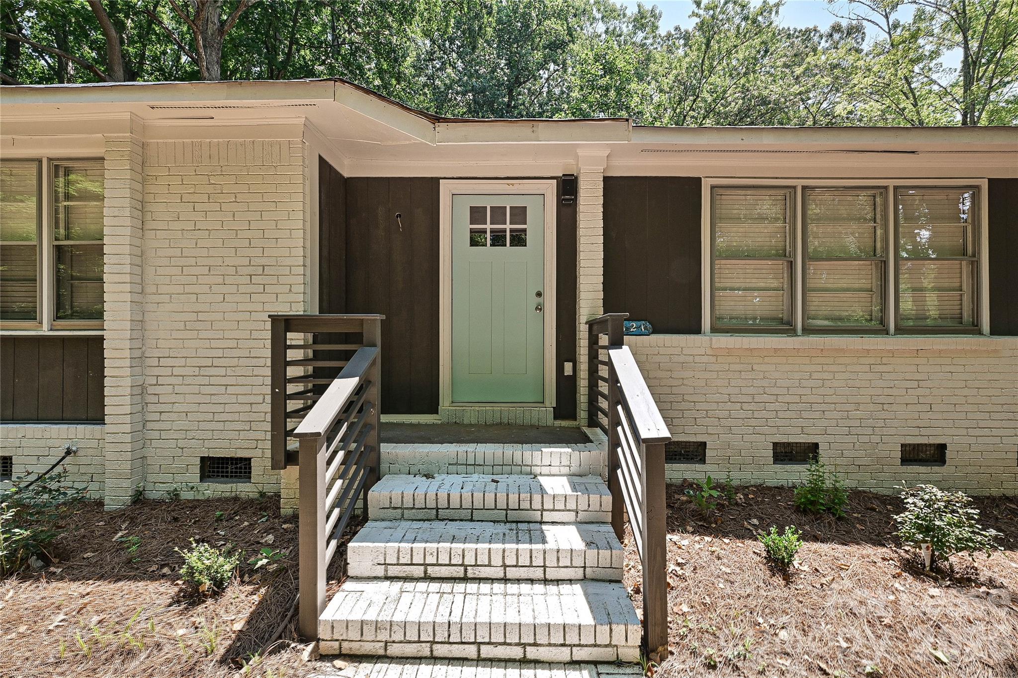 5121 Farm Pond Lane Property Photo 3