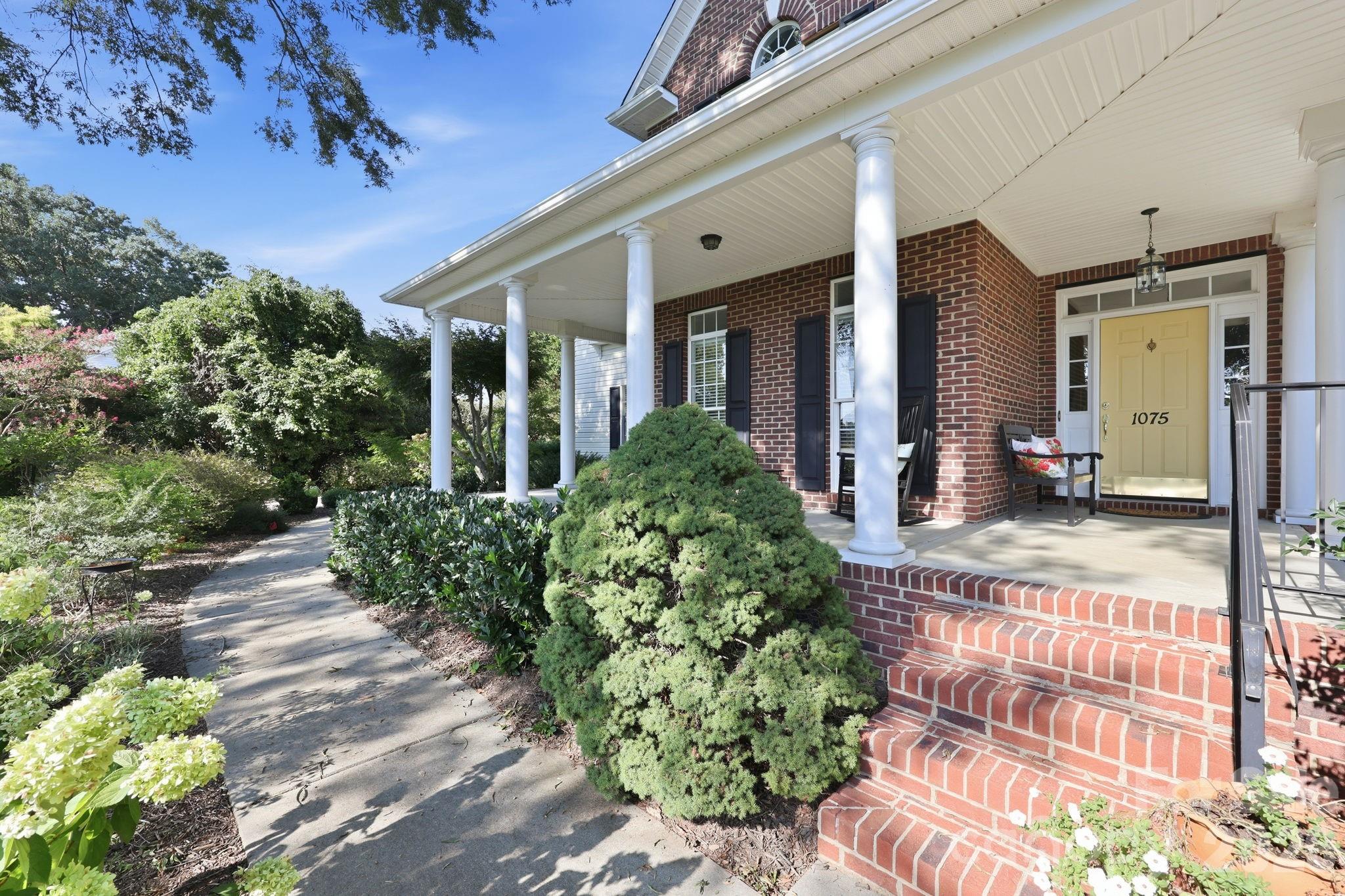 1075 Glenfield Drive Property Photo 3