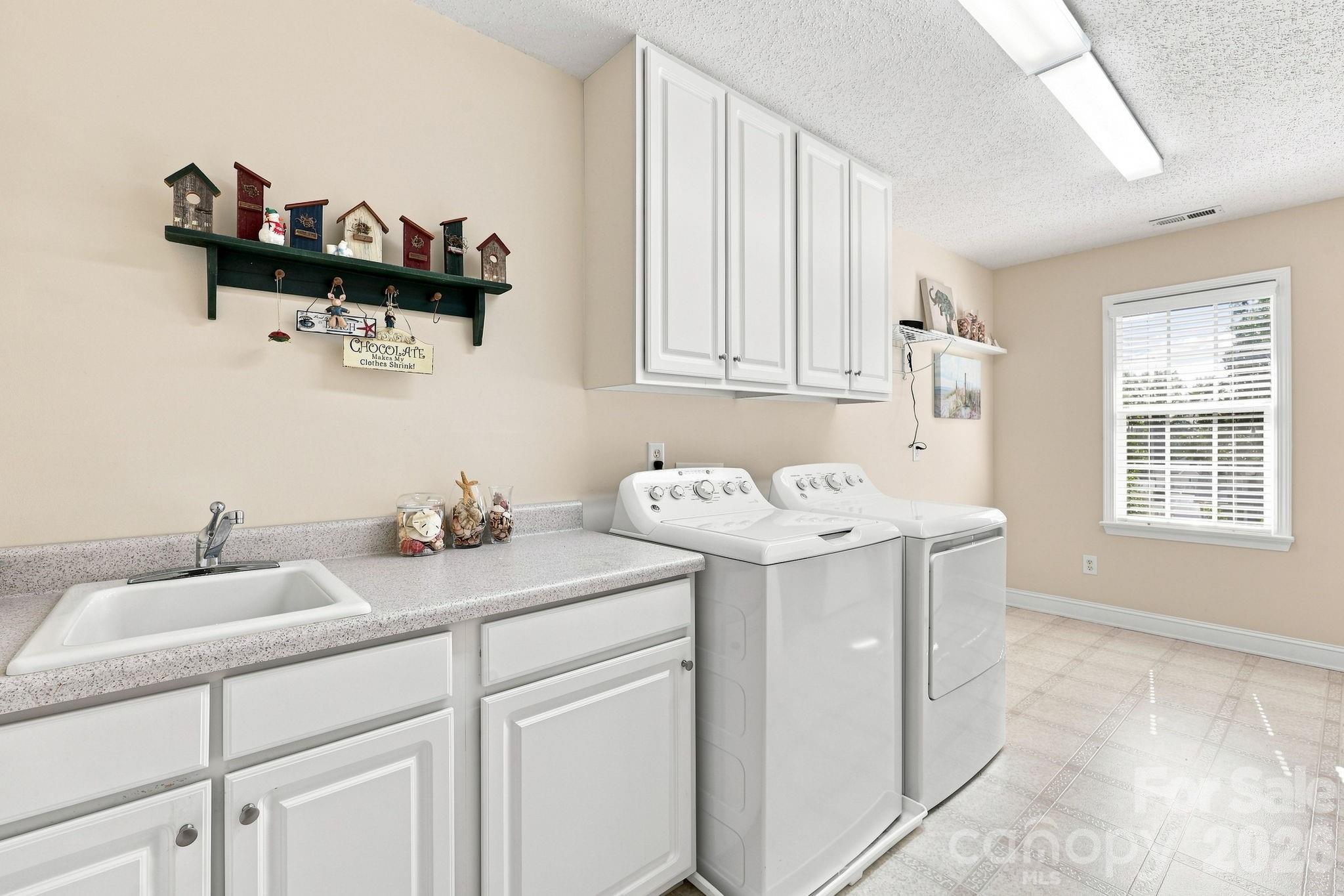 1075 Glenfield Drive Property Photo 32