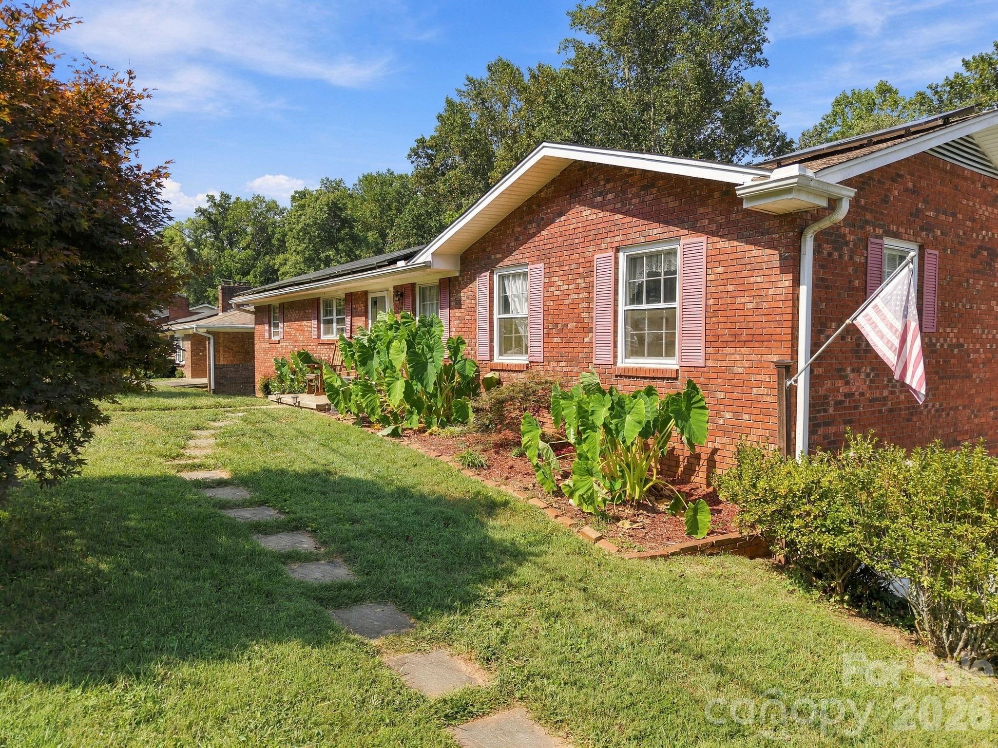 7 Fieldcrest Circle Property Photo 2