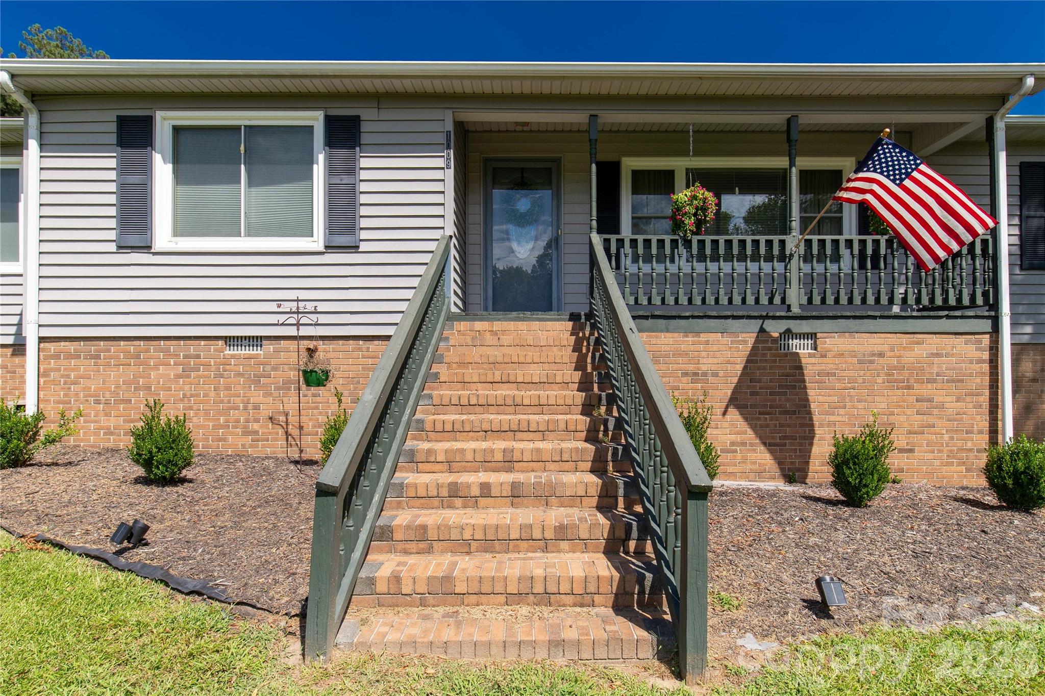 1009 Hollow Road Property Photo 2