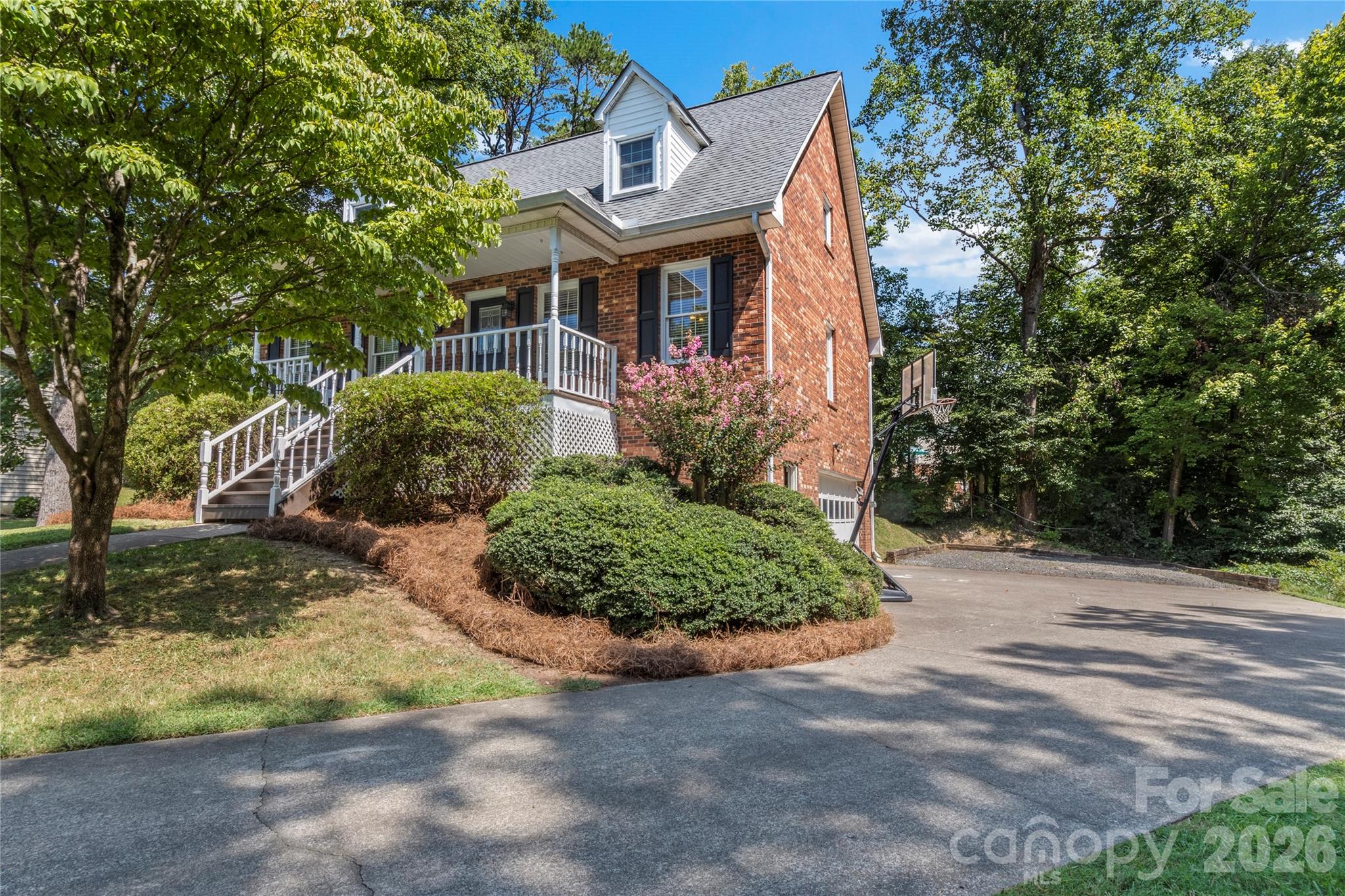 2513 Newington Court Property Photo 4