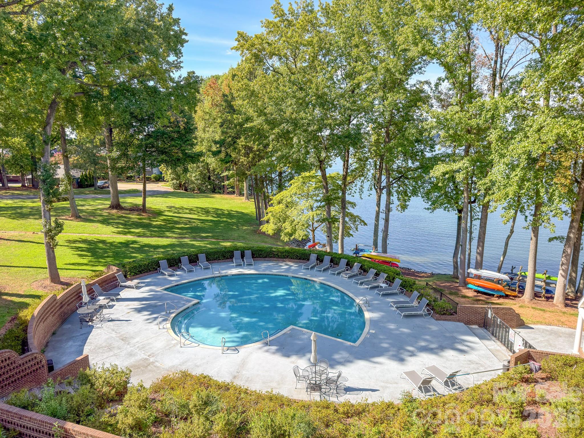 327 Northwest Drive Property Photo 6