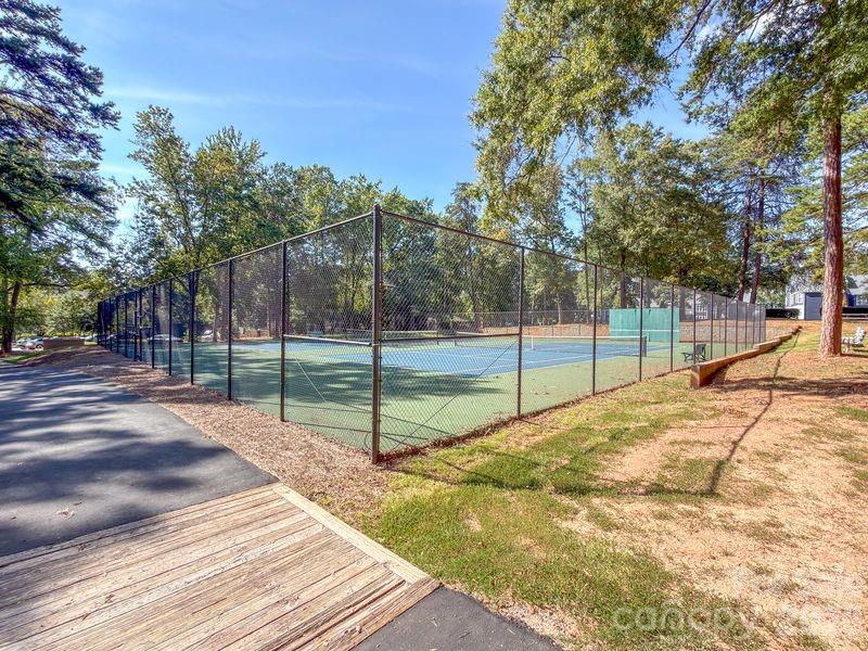 327 Northwest Drive Property Photo 29