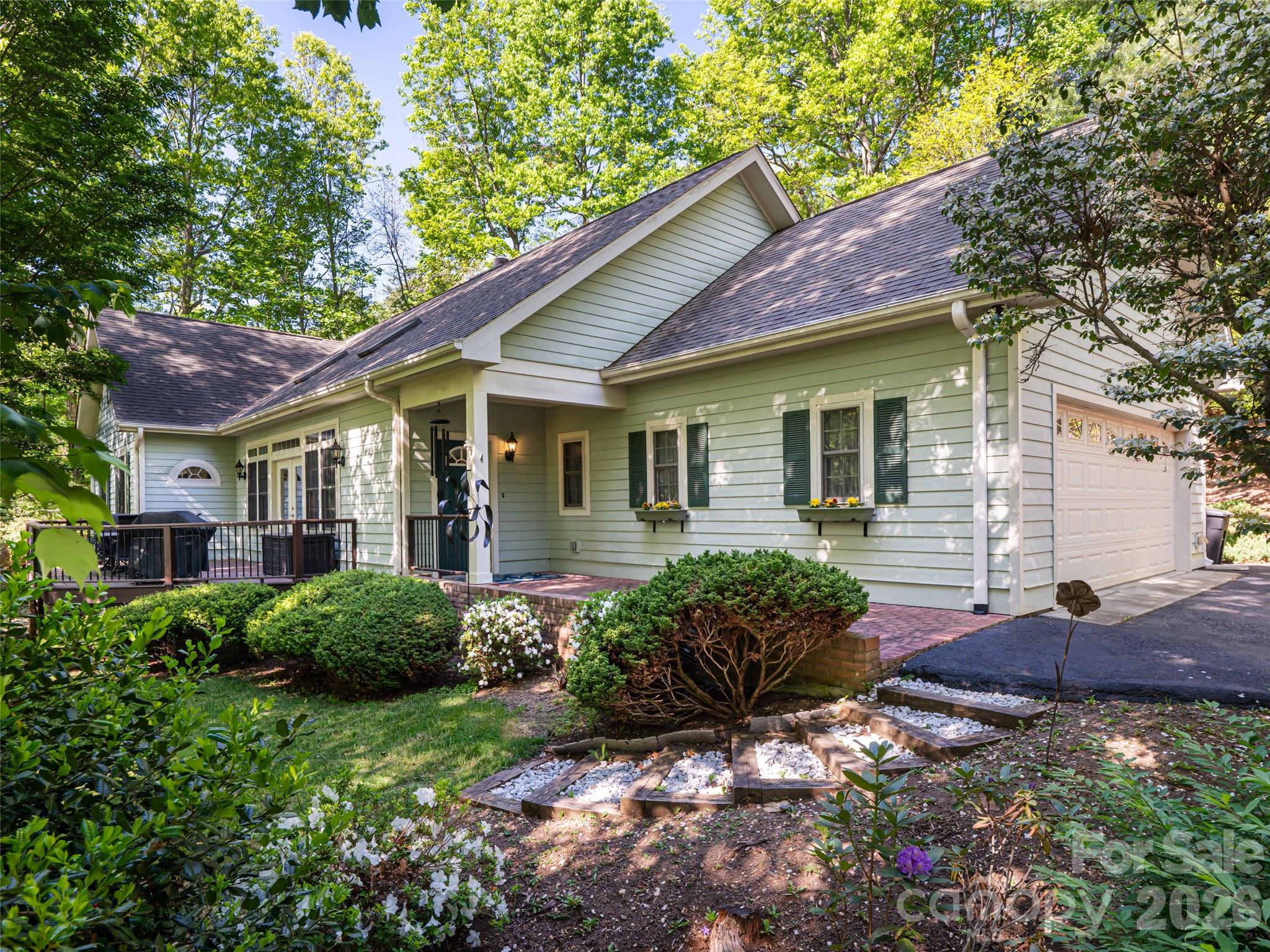 4 Dogwood Glen Circle Property Photo 1