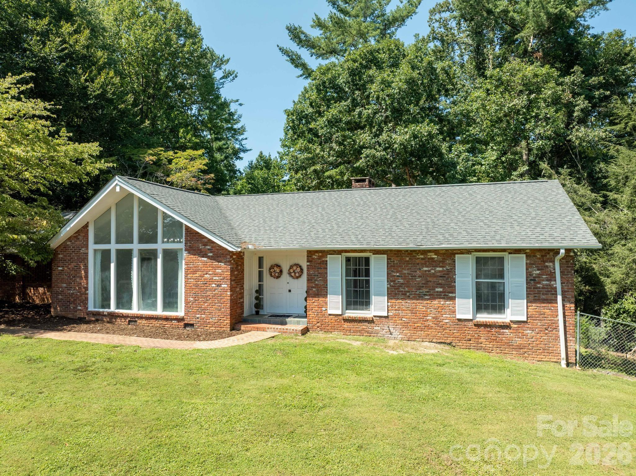 935 Ridgewood Drive Property Photo 3